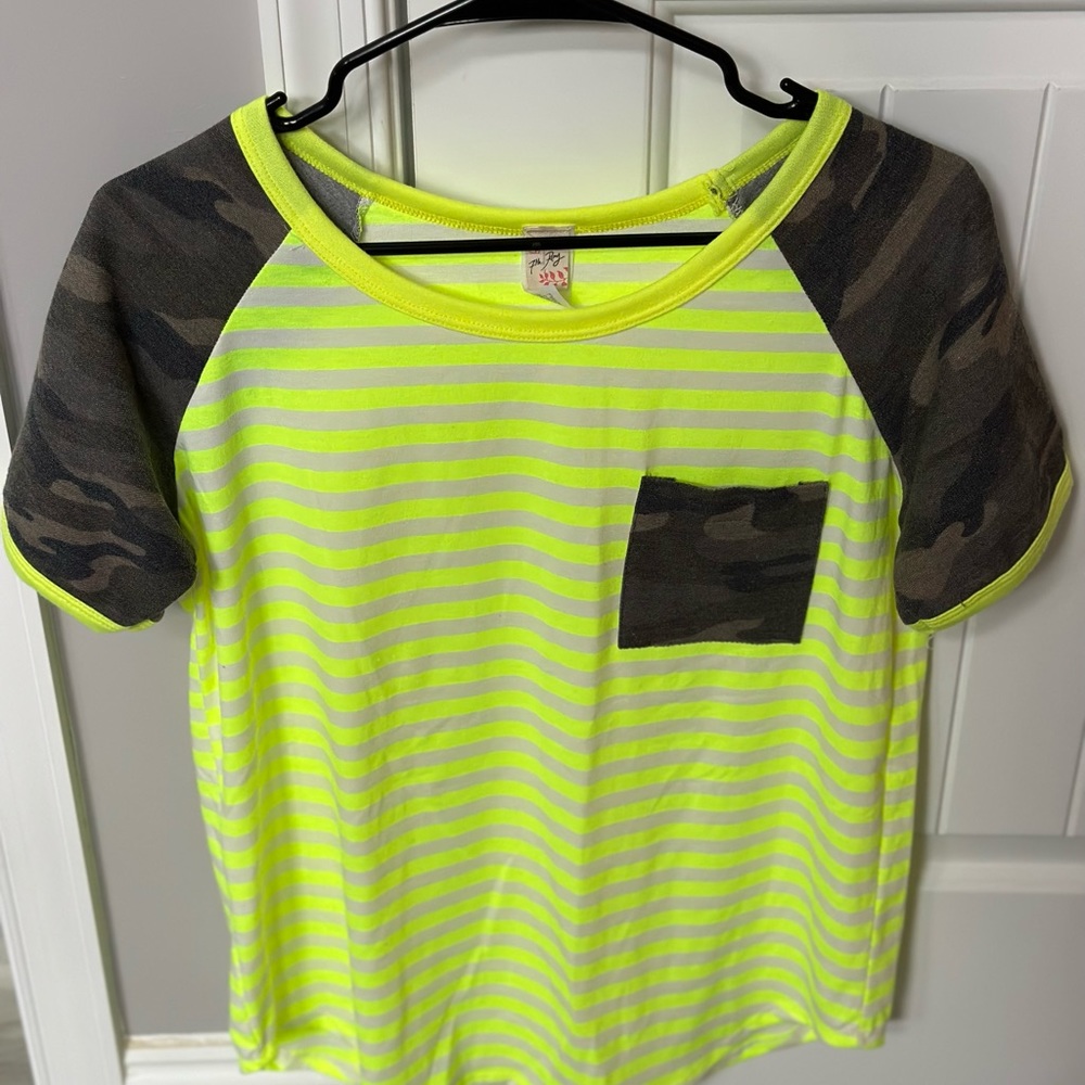 Cute spring top , size large , never worn